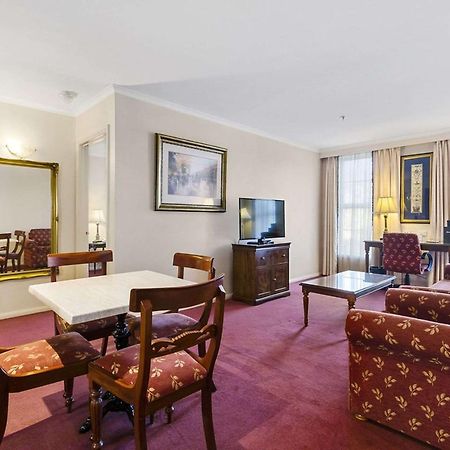 Canterbury International Hotel Forest Hill Экстерьер фото