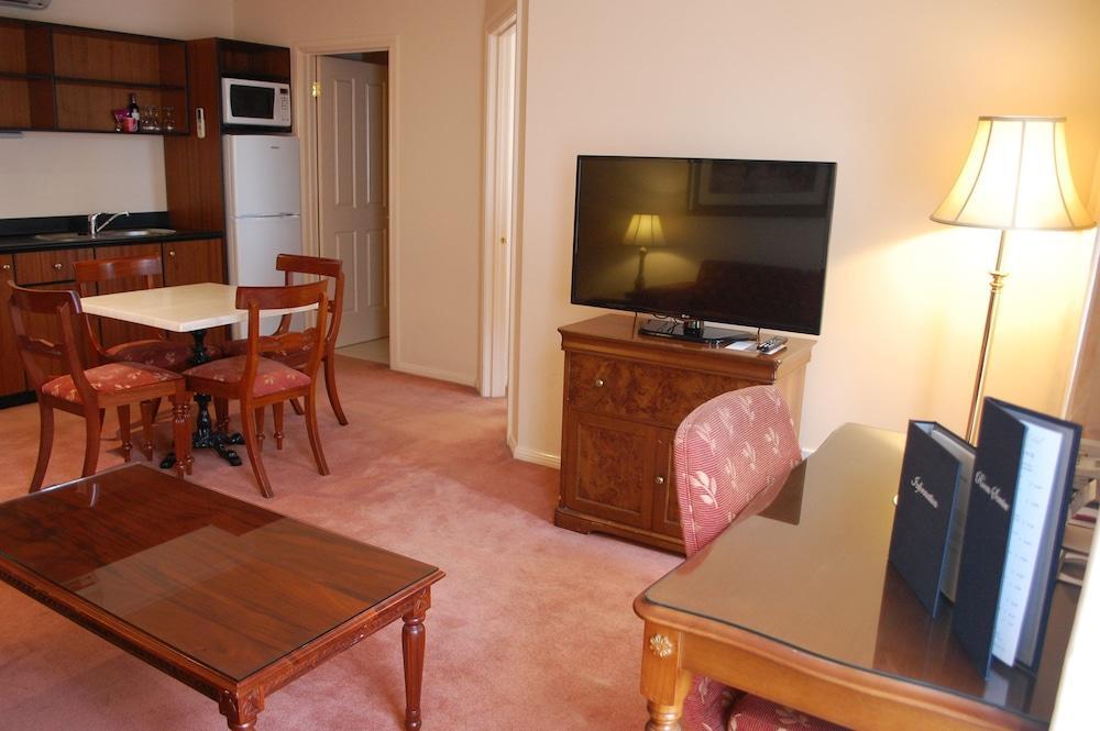 Canterbury International Hotel Forest Hill Экстерьер фото