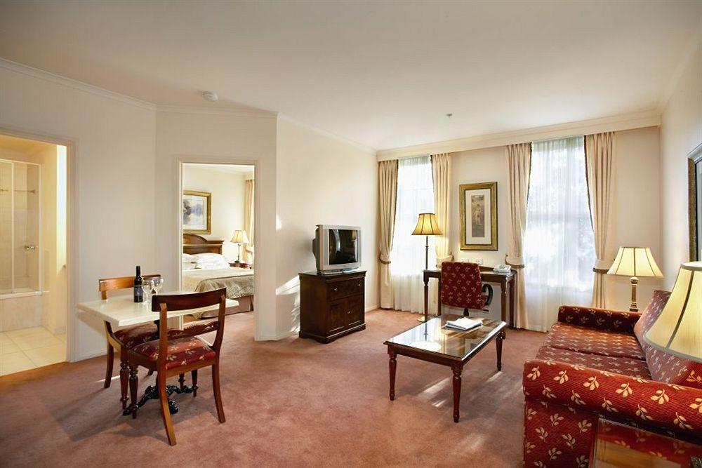 Canterbury International Hotel Forest Hill Экстерьер фото