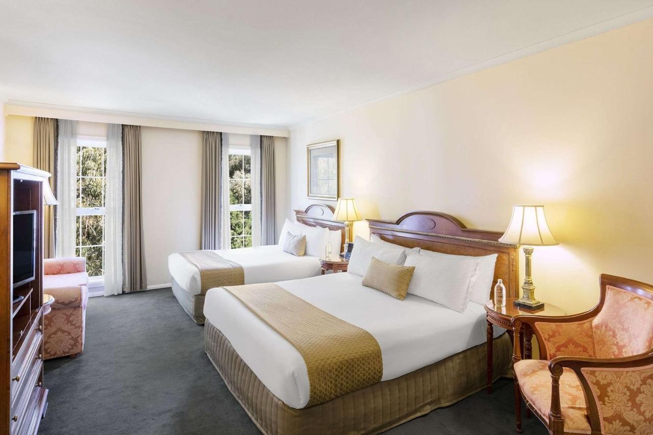 Canterbury International Hotel Forest Hill Экстерьер фото