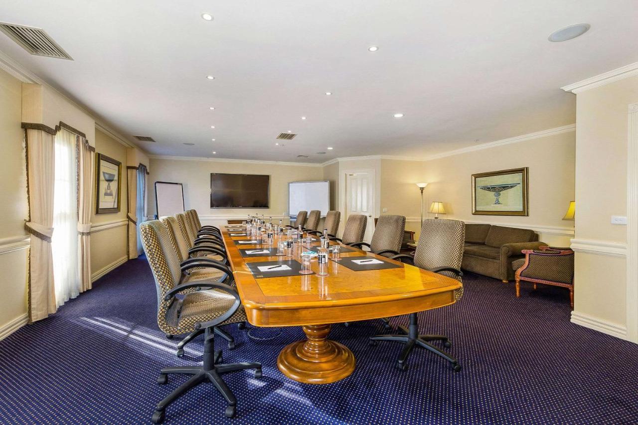 Canterbury International Hotel Forest Hill Экстерьер фото