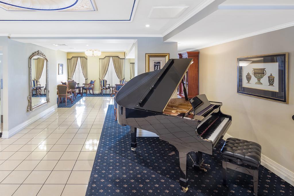 Canterbury International Hotel Forest Hill Экстерьер фото