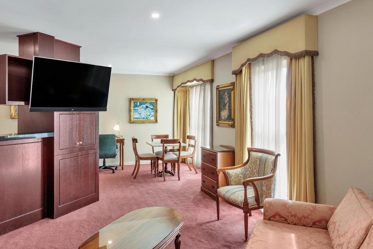 Canterbury International Hotel Forest Hill Экстерьер фото