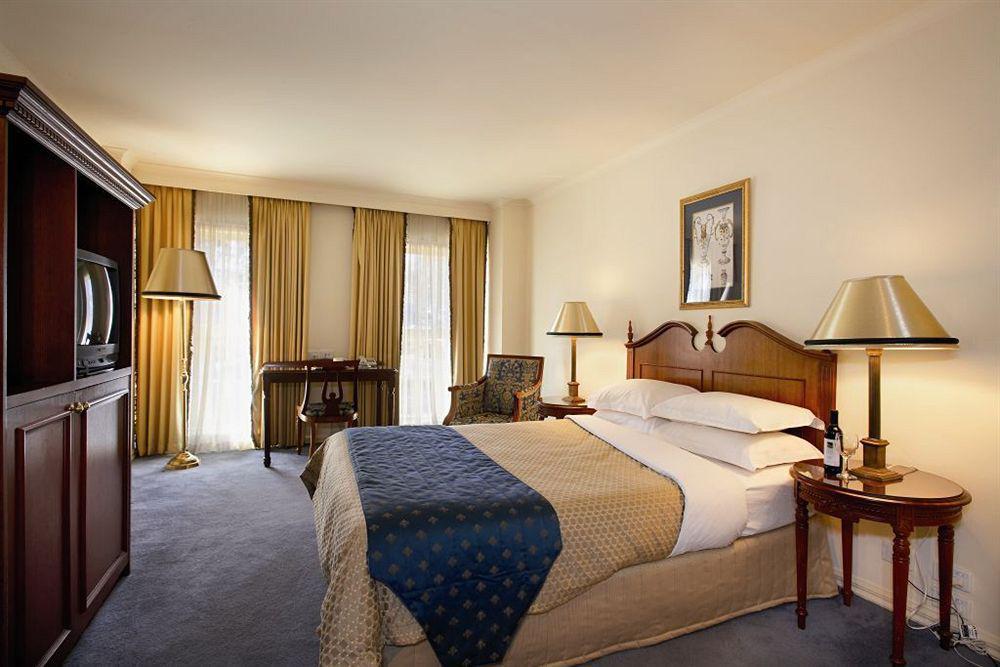 Canterbury International Hotel Forest Hill Экстерьер фото