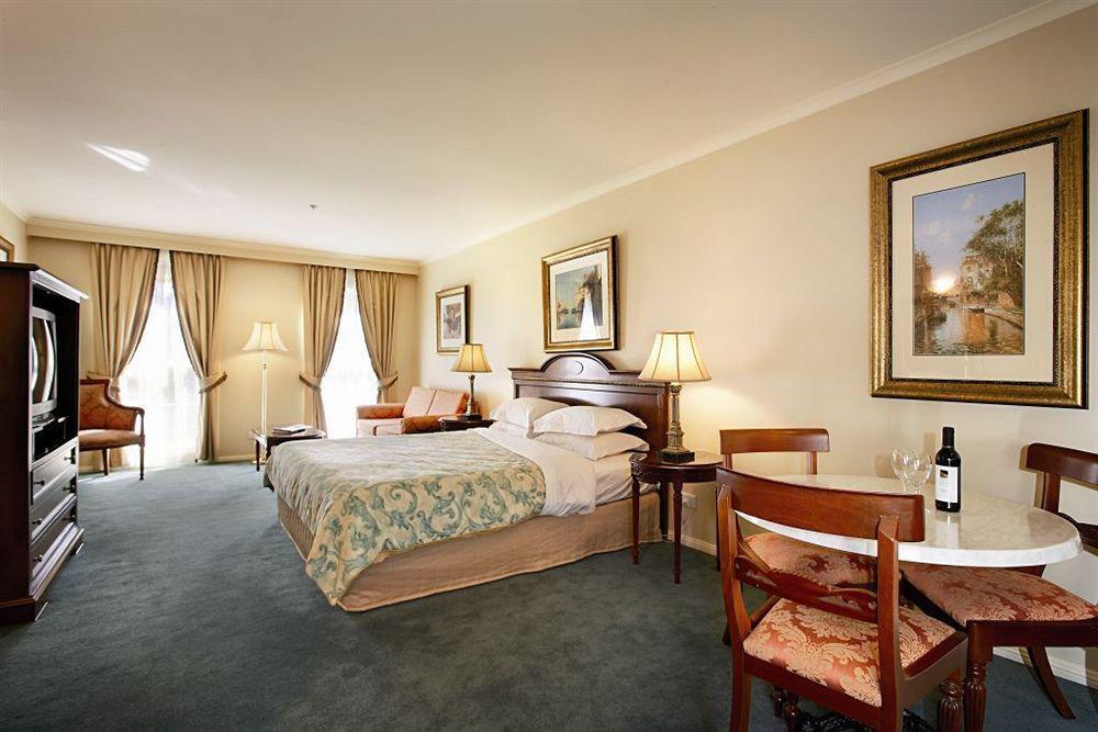 Canterbury International Hotel Forest Hill Экстерьер фото