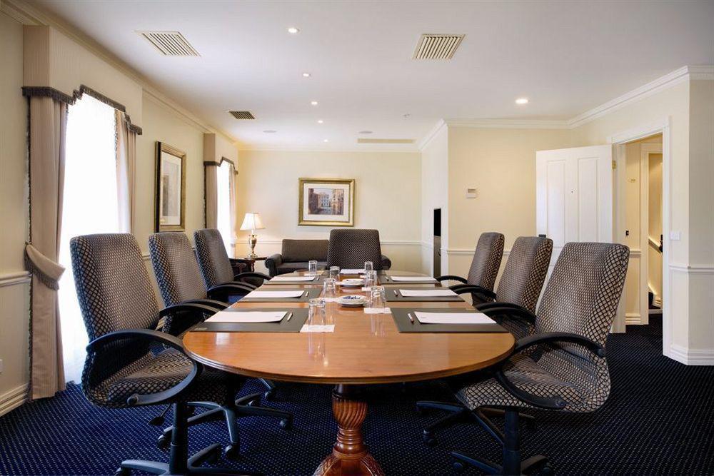 Canterbury International Hotel Forest Hill Экстерьер фото